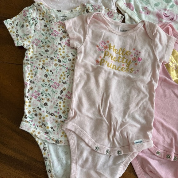Gerber Baby Girl Set of 7 Onesies - Pink and Floral size 6-9M - Picture 3 of 5